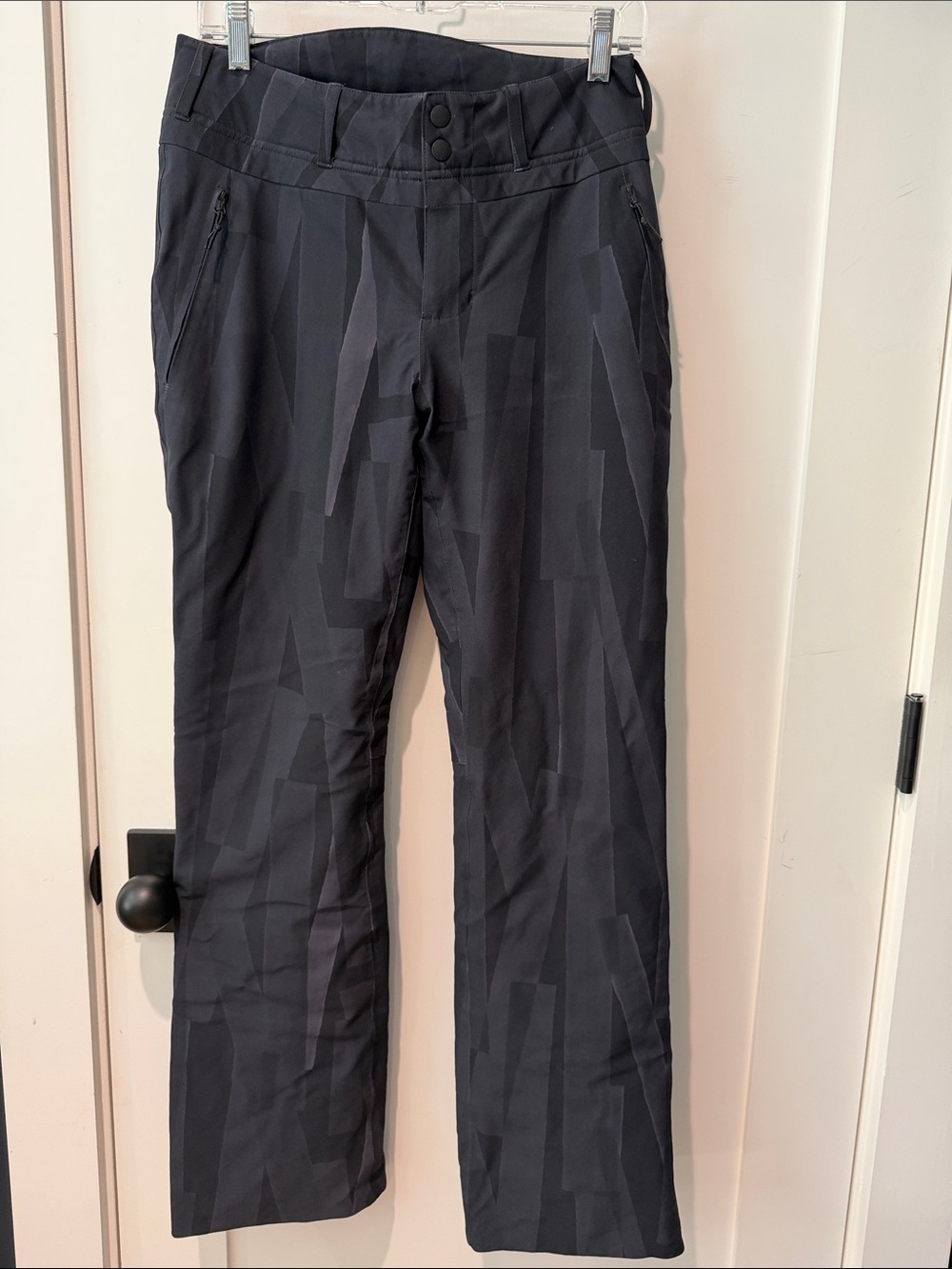 Bogner women’s black pattern insulated ski snow pants great condition. Size 6.
